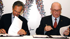 Andreas Treichl (Generaldirektor der Erste Group) und Günter Geyer (damaliger Generaldirektor und nunmehr AR-Vorsitzender der VIG) unterzeichnen 2008 ein Kooperationsabkommen (Foto, © Pitterle)