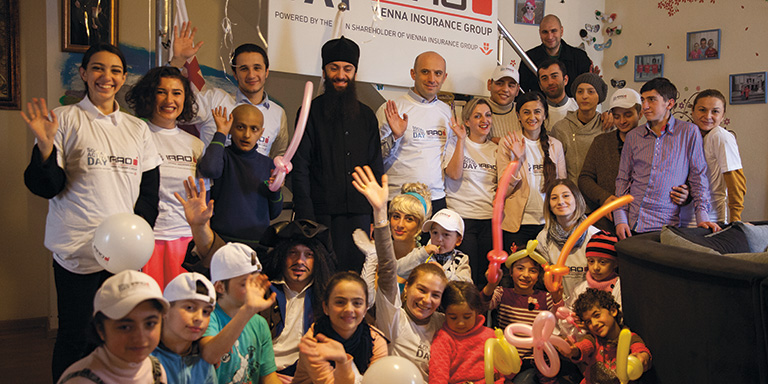 Mitarbeiter der IRAO in Georgien unterstützen die Monk Andrea´s Foundation (Foto, © IRAO)