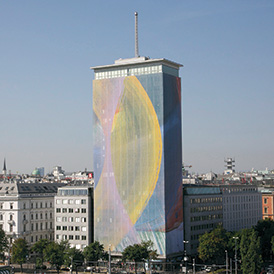Verhüllung des Wiener Ringturms mit dem Motiv „Schleier der Agnes“ von Arnulf Rainer (Foto, © Robert Newald)