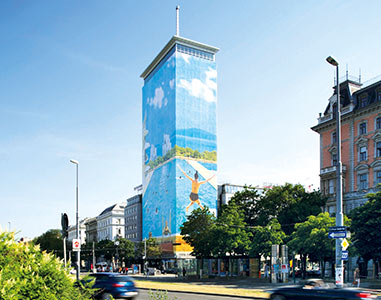 Verhüllung des Wiener Ringturms mit dem Motiv „Sommerfreuden“ von Tanja Deman (Foto, © Wiener Städtische Versicherungsverein/Robert Newald)